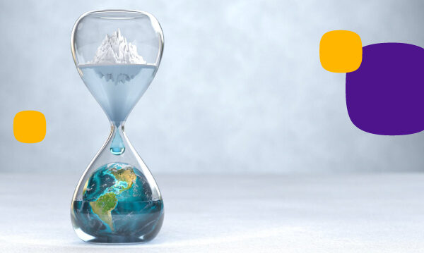 factura de la luz y cambio climático: reloj de arena que tiene dentro un glaciar derritiéndose y una bola del mundo