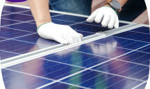 técnicos revisando la instalación de placas solares