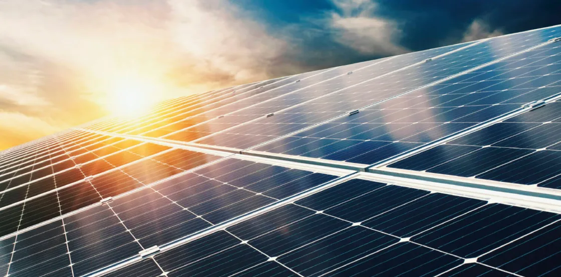 Mejores fuentes de energía limpia para empresas: luz del sol impactando en paneles solares