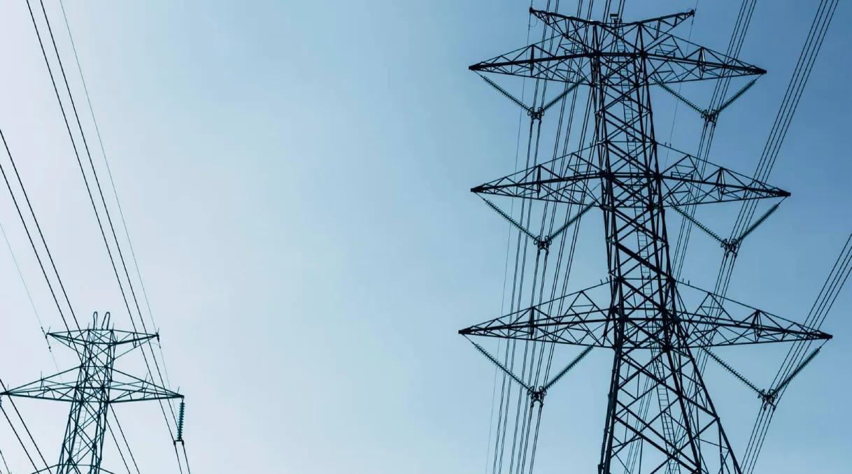 Novedades mercado eléctrico 2023: redes eléctricas con un cielo azul de fondo 