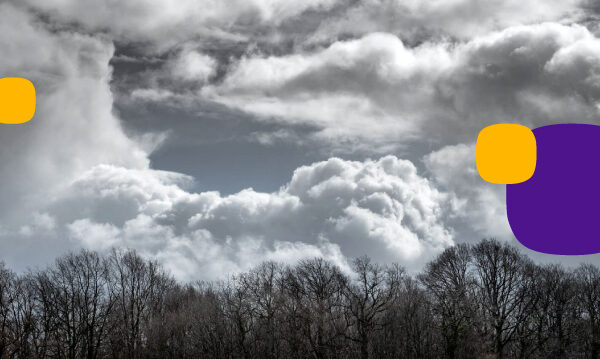 Cómo afecta los días nublados a las placas solares: paneles solares con un cielo nublado de fondo